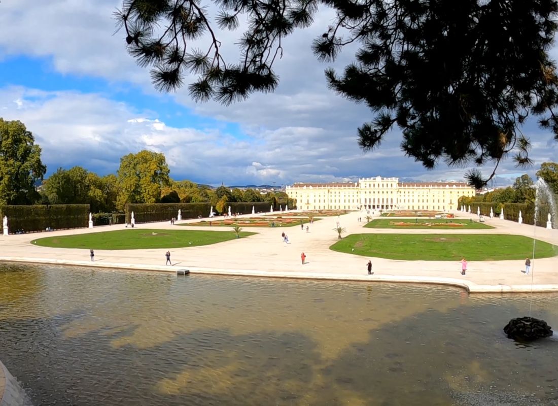 dvorac šenbrun izdaleka